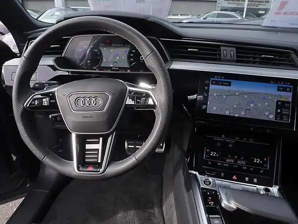 AUDI Q8 (5/18)