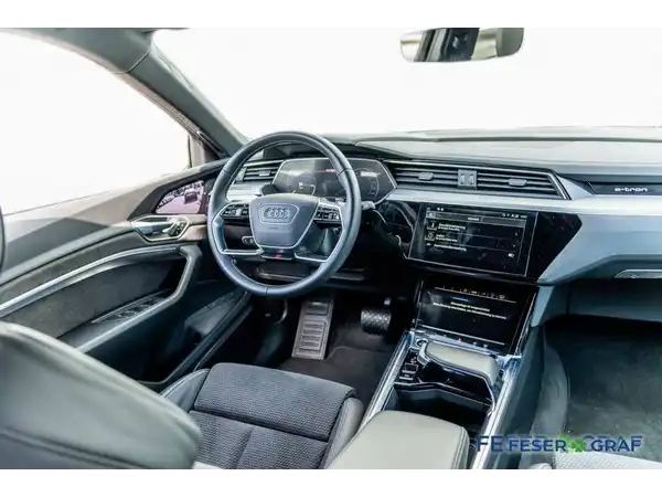 AUDI E-TRON (8/20)