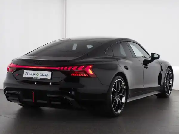 AUDI RS E-TRON GT (2/16)