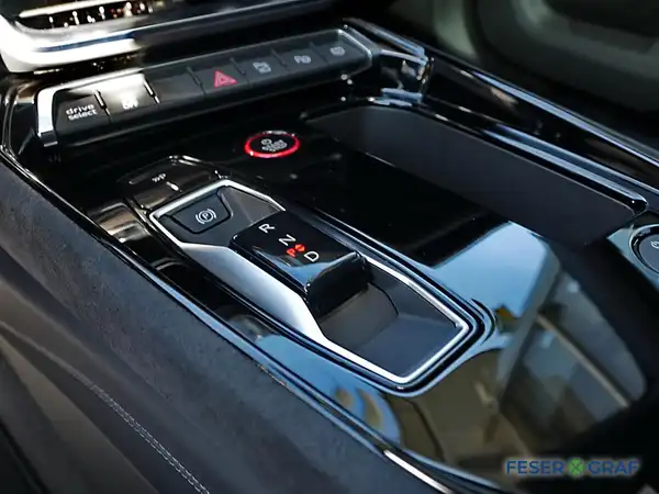 AUDI RS E-TRON GT (10/18)