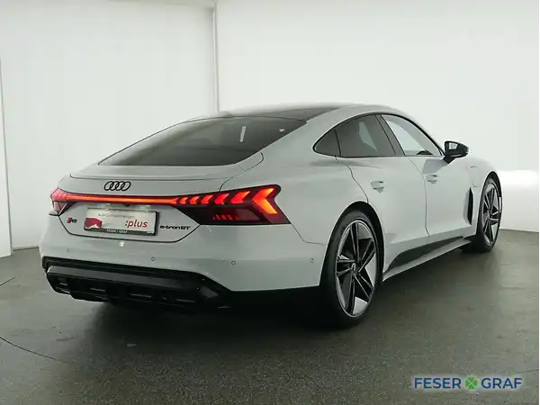 AUDI RS E-TRON GT (2/16)