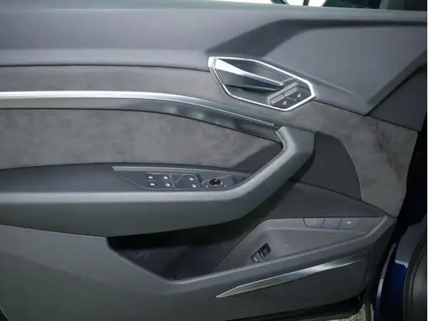 AUDI E-TRON (6/17)