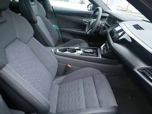 AUDI E-TRON GT (6/14)