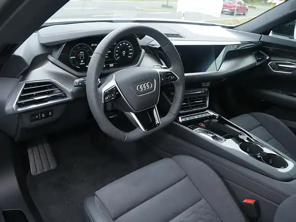 AUDI E-TRON GT (8/14)