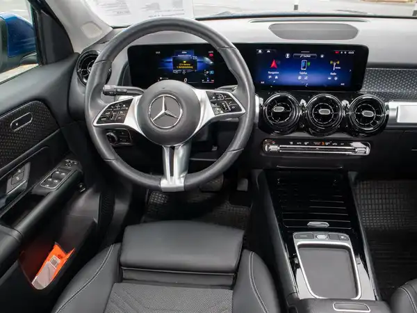 MERCEDES-BENZ GLB 200 (3/9)