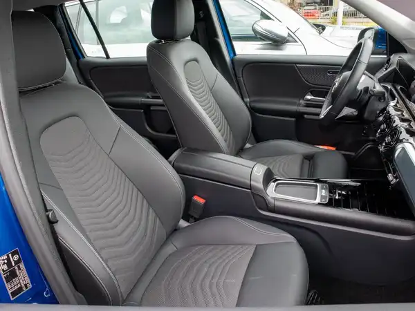 MERCEDES-BENZ GLB 200 (4/9)