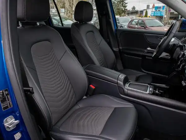 MERCEDES-BENZ GLB 200 (4/9)